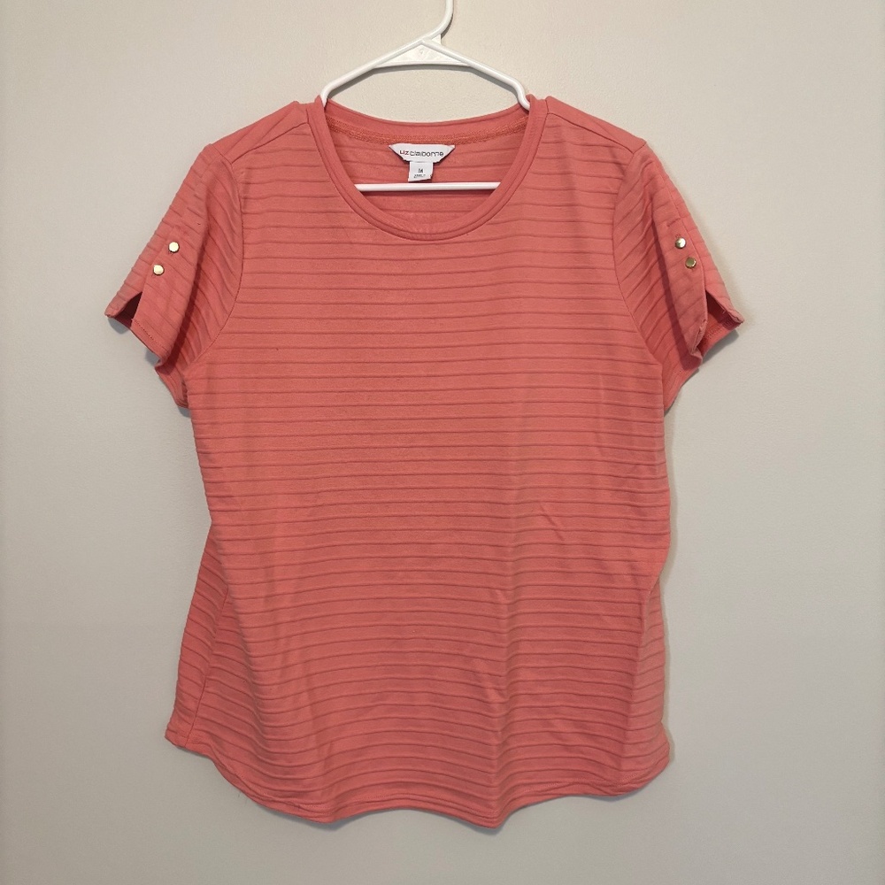 Liz Claiborne M apricot/coral ribbed top w/ button accents on short sleeves